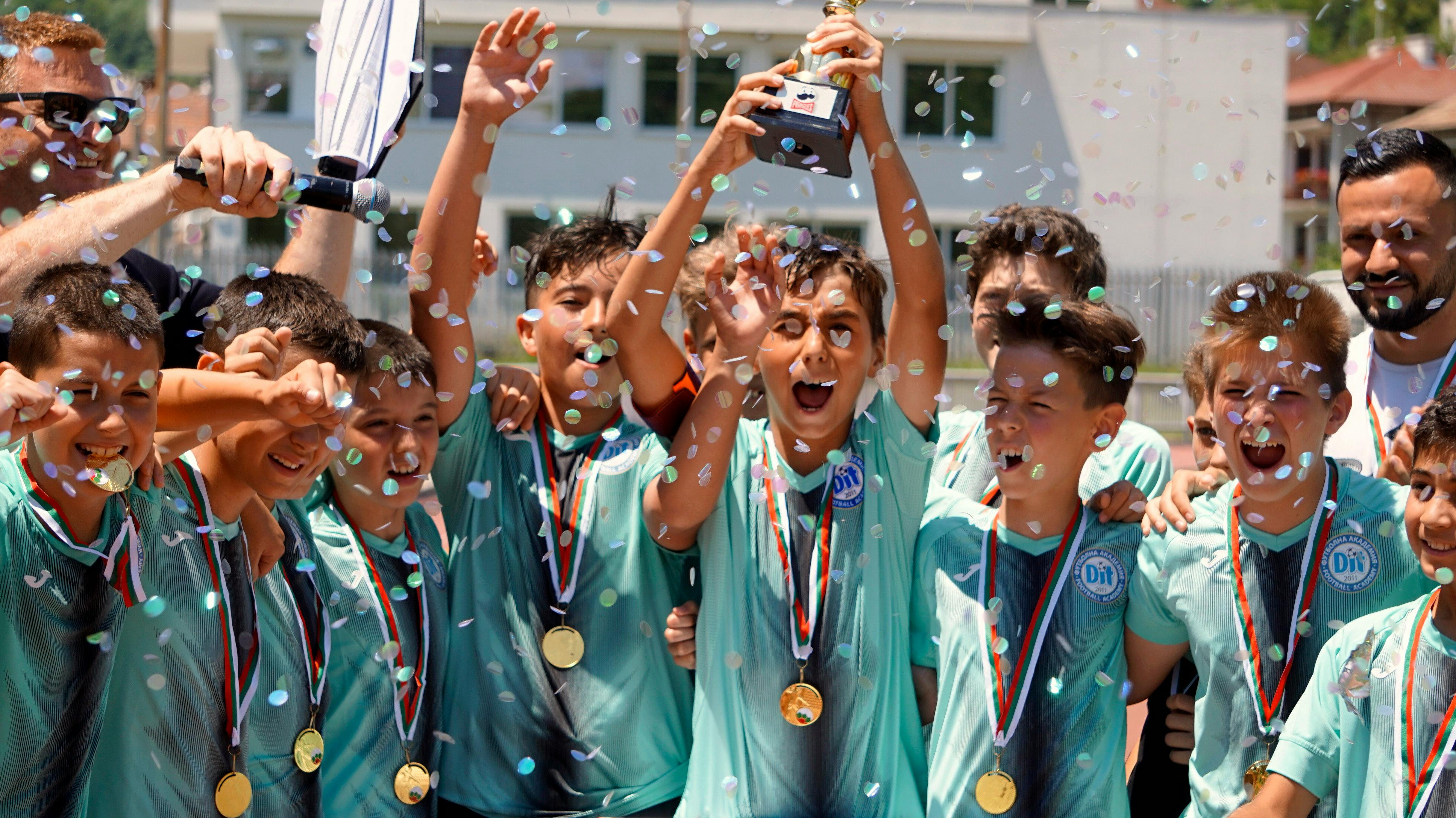 Jeunes champions soulevant le trophée